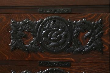 中古　伝統工芸　岩谷堂箪笥　天板リメイク・厚手栗無垢材　重厚かつ上品な佇まいのローチェスト(テレビボード、ローボード、引き出し)(R-060342)