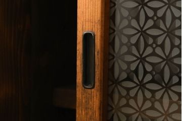 ラフジュ工房オリジナル　古建具リメイク　オリジナル紋様ガラスがレトロな雰囲気を高めるサイドボード(収納棚、戸棚、サイドキャビネット)(R-060346)