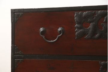 和製アンティーク　前面欅(ケヤキ)材　黒々とした金具が存在感を放つ仙台箪笥ローボード(和タンス、引き出し、衣装箪笥、ローチェスト)(R-060350)
