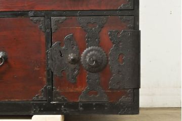 和製アンティーク　前面欅(ケヤキ)材　黒々とした金具が存在感を放つ仙台箪笥ローボード(和タンス、引き出し、衣装箪笥、ローチェスト)(R-060351)
