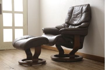 中古　美品　EKORNES(エコーネス)　本革　オットマン付き　ストレスレス レノ クラシック(M)(アームチェア、リクライニングチェア、椅子、一人掛けソファ、1Pソファ)(定価約37万9千円)(R-060352)