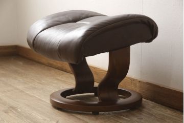 中古　美品　EKORNES(エコーネス)　本革　オットマン付き　ストレスレス レノ クラシック(M)(アームチェア、リクライニングチェア、椅子、一人掛けソファ、1Pソファ)(定価約37万9千円)(R-060352)