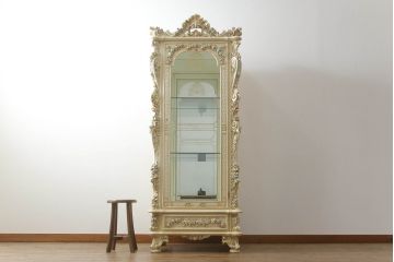 中古　美品　SILIK(シリック)　ロココ調　背面鏡張り　繊細な装飾が魅力!　上品な佇まいのキャビネット(キュリオケース、ガラスケース、ショーケース、飾り棚、陳列棚、食器棚、店舗什器)(定価約130万円)(R-060364)