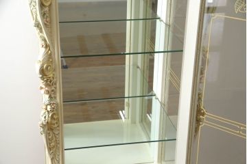 中古　美品　SILIK(シリック)　ロココ調　背面鏡張り　繊細な装飾が魅力!　上品な佇まいのキャビネット(キュリオケース、ガラスケース、ショーケース、飾り棚、陳列棚、食器棚、店舗什器)(定価約130万円)(R-060364)