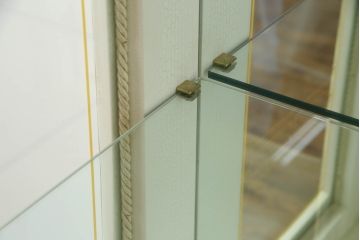 中古　美品　SILIK(シリック)　ロココ調　背面鏡張り　繊細な装飾が魅力!　上品な佇まいのキャビネット(キュリオケース、ガラスケース、ショーケース、飾り棚、陳列棚、食器棚、店舗什器)(定価約130万円)(R-060364)
