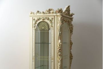 中古　美品　SILIK(シリック)　ロココ調　背面鏡張り　繊細な装飾が魅力!　上品な佇まいのキャビネット(キュリオケース、ガラスケース、ショーケース、飾り棚、陳列棚、食器棚、店舗什器)(定価約130万円)(R-060364)