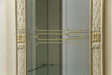 中古　美品　SILIK(シリック)　ロココ調　背面鏡張り　繊細な装飾が魅力!　上品な佇まいのキャビネット(キュリオケース、ガラスケース、ショーケース、飾り棚、陳列棚、食器棚、店舗什器)(定価約130万円)(R-060364)