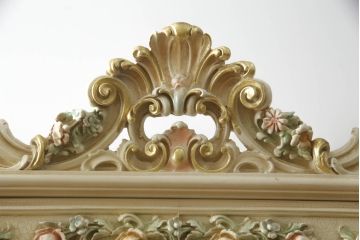 中古　美品　SILIK(シリック)　ロココ調　背面鏡張り　繊細な装飾が魅力!　上品な佇まいのキャビネット(キュリオケース、ガラスケース、ショーケース、飾り棚、陳列棚、食器棚、店舗什器)(定価約130万円)(R-060364)