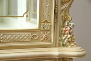 中古　美品　SILIK(シリック)　ロココ調　背面鏡張り　繊細な装飾が魅力!　上品な佇まいのキャビネット(キュリオケース、ガラスケース、ショーケース、飾り棚、陳列棚、食器棚、店舗什器)(定価約130万円)(R-060364)