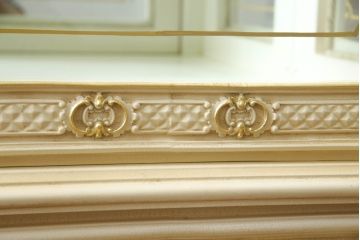 中古　美品　SILIK(シリック)　ロココ調　背面鏡張り　繊細な装飾が魅力!　上品な佇まいのキャビネット(キュリオケース、ガラスケース、ショーケース、飾り棚、陳列棚、食器棚、店舗什器)(定価約130万円)(R-060364)