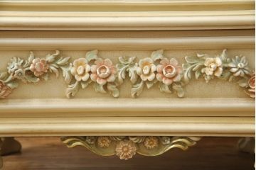 中古　美品　SILIK(シリック)　ロココ調　背面鏡張り　繊細な装飾が魅力!　上品な佇まいのキャビネット(キュリオケース、ガラスケース、ショーケース、飾り棚、陳列棚、食器棚、店舗什器)(定価約130万円)(R-060364)