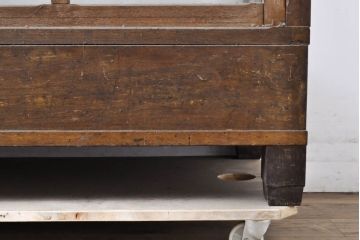 和製アンティーク　昭和中期　ナラ材　落ち着きのある色合いが魅力のレトロなガラスケース(ショーケース、陳列棚、飾り棚、キャビネット、店舗什器)(R-060370)