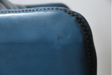 中古　イギリス　本革　(チェスターフィールド)　重厚感のある佇まいが魅力的なウイングバックソファ(レザーソファ、ウィングバックチェア、アームソファ、1人掛けソファ、1Pソファ)(R-060374)