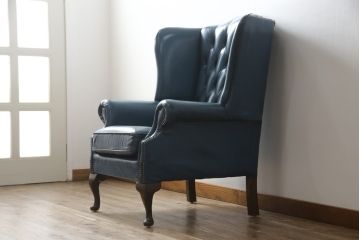 中古　イギリス　本革　(チェスターフィールド)　重厚感のある佇まいが魅力的なウイングバックソファ(レザーソファ、ウィングバックチェア、アームソファ、1人掛けソファ、1Pソファ)(R-060374)