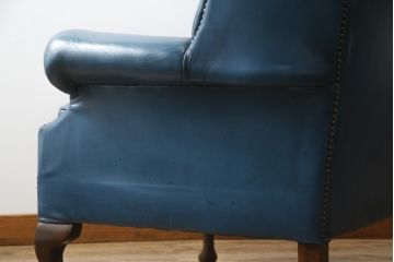 中古　イギリス　本革　(チェスターフィールド)　重厚感のある佇まいが魅力的なウイングバックソファ(レザーソファ、ウィングバックチェア、アームソファ、1人掛けソファ、1Pソファ)(R-060374)