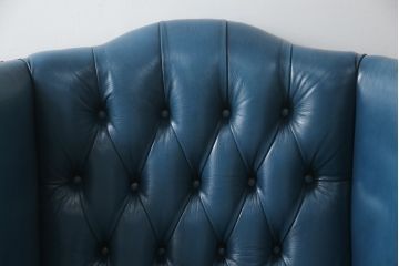 中古　イギリス　本革　(チェスターフィールド)　重厚感のある佇まいが魅力的なウイングバックソファ(レザーソファ、ウィングバックチェア、アームソファ、1人掛けソファ、1Pソファ)(R-060374)