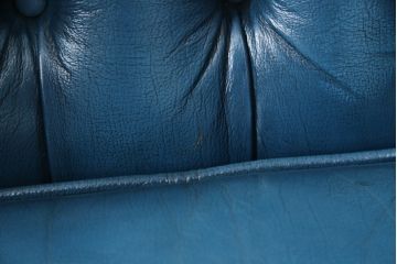 中古　イギリス　本革　(チェスターフィールド)　重厚感のある佇まいが魅力的なウイングバックソファ(レザーソファ、ウィングバックチェア、アームソファ、1人掛けソファ、1Pソファ)(R-060374)