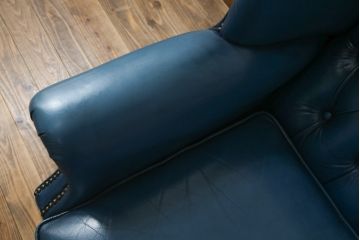中古　イギリス　本革　(チェスターフィールド)　重厚感のある佇まいが魅力的なウイングバックソファ(レザーソファ、ウィングバックチェア、アームソファ、1人掛けソファ、1Pソファ)(R-060374)