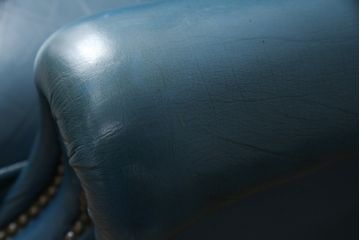 中古　イギリス　本革　(チェスターフィールド)　重厚感のある佇まいが魅力的なウイングバックソファ(レザーソファ、ウィングバックチェア、アームソファ、1人掛けソファ、1Pソファ)(R-060374)