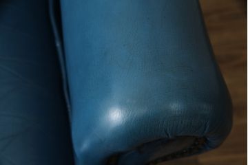中古　イギリス　本革　(チェスターフィールド)　重厚感のある佇まいが魅力的なウイングバックソファ(レザーソファ、ウィングバックチェア、アームソファ、1人掛けソファ、1Pソファ)(R-060374)
