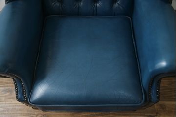中古　イギリス　本革　(チェスターフィールド)　重厚感のある佇まいが魅力的なウイングバックソファ(レザーソファ、ウィングバックチェア、アームソファ、1人掛けソファ、1Pソファ)(R-060374)
