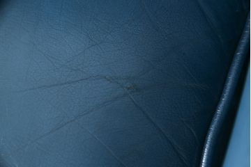 中古　イギリス　本革　(チェスターフィールド)　重厚感のある佇まいが魅力的なウイングバックソファ(レザーソファ、ウィングバックチェア、アームソファ、1人掛けソファ、1Pソファ)(R-060374)