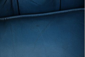 中古　イギリス　本革　(チェスターフィールド)　重厚感のある佇まいが魅力的なウイングバックソファ(レザーソファ、ウィングバックチェア、アームソファ、1人掛けソファ、1Pソファ)(R-060374)