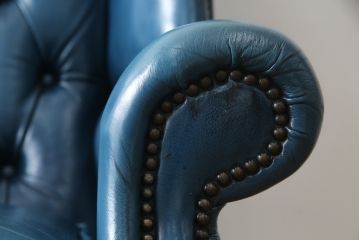 中古　イギリス　本革　(チェスターフィールド)　重厚感のある佇まいが魅力的なウイングバックソファ(レザーソファ、ウィングバックチェア、アームソファ、1人掛けソファ、1Pソファ)(R-060374)