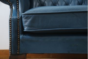 中古　イギリス　本革　(チェスターフィールド)　重厚感のある佇まいが魅力的なウイングバックソファ(レザーソファ、ウィングバックチェア、アームソファ、1人掛けソファ、1Pソファ)(R-060374)