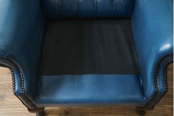 中古　イギリス　本革　(チェスターフィールド)　重厚感のある佇まいが魅力的なウイングバックソファ(レザーソファ、ウィングバックチェア、アームソファ、1人掛けソファ、1Pソファ)(R-060374)