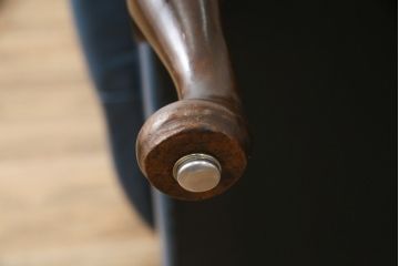 中古　イギリス　本革　(チェスターフィールド)　重厚感のある佇まいが魅力的なウイングバックソファ(レザーソファ、ウィングバックチェア、アームソファ、1人掛けソファ、1Pソファ)(R-060374)