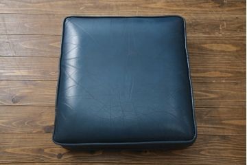 中古　イギリス　本革　(チェスターフィールド)　重厚感のある佇まいが魅力的なウイングバックソファ(レザーソファ、ウィングバックチェア、アームソファ、1人掛けソファ、1Pソファ)(R-060374)