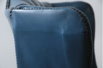 中古　イギリス　本革　(チェスターフィールド)　重厚感のある佇まいが魅力的なウイングバックソファ(レザーソファ、ウィングバックチェア、アームソファ、1人掛けソファ、1Pソファ)(R-060375)