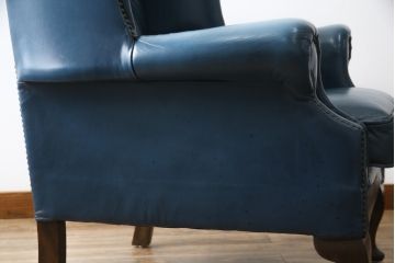 中古　イギリス　本革　(チェスターフィールド)　重厚感のある佇まいが魅力的なウイングバックソファ(レザーソファ、ウィングバックチェア、アームソファ、1人掛けソファ、1Pソファ)(R-060375)