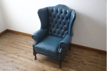 中古　イギリス　本革　(チェスターフィールド)　重厚感のある佇まいが魅力的なウイングバックソファ(レザーソファ、ウィングバックチェア、アームソファ、1人掛けソファ、1Pソファ)(R-060375)