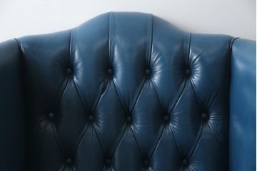 中古　イギリス　本革　(チェスターフィールド)　重厚感のある佇まいが魅力的なウイングバックソファ(レザーソファ、ウィングバックチェア、アームソファ、1人掛けソファ、1Pソファ)(R-060375)