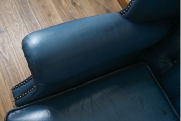 中古　イギリス　本革　(チェスターフィールド)　重厚感のある佇まいが魅力的なウイングバックソファ(レザーソファ、ウィングバックチェア、アームソファ、1人掛けソファ、1Pソファ)(R-060375)