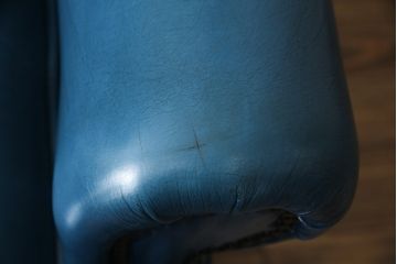 中古　イギリス　本革　(チェスターフィールド)　重厚感のある佇まいが魅力的なウイングバックソファ(レザーソファ、ウィングバックチェア、アームソファ、1人掛けソファ、1Pソファ)(R-060375)