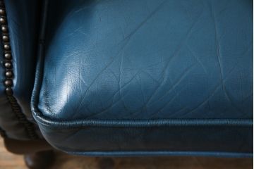 中古　イギリス　本革　(チェスターフィールド)　重厚感のある佇まいが魅力的なウイングバックソファ(レザーソファ、ウィングバックチェア、アームソファ、1人掛けソファ、1Pソファ)(R-060375)