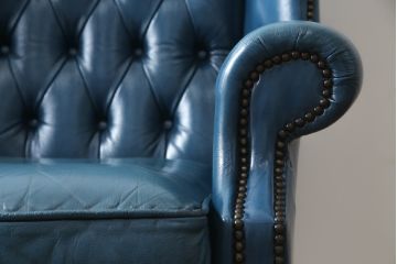 中古　イギリス　本革　(チェスターフィールド)　重厚感のある佇まいが魅力的なウイングバックソファ(レザーソファ、ウィングバックチェア、アームソファ、1人掛けソファ、1Pソファ)(R-060375)