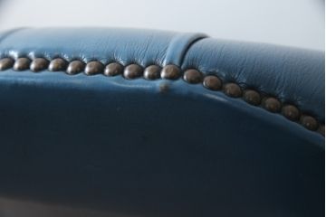 中古　イギリス　本革　(チェスターフィールド)　重厚感のある佇まいが魅力的なウイングバックソファ(レザーソファ、ウィングバックチェア、アームソファ、1人掛けソファ、1Pソファ)(R-060375)