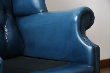 中古　イギリス　本革　(チェスターフィールド)　重厚感のある佇まいが魅力的なウイングバックソファ(レザーソファ、ウィングバックチェア、アームソファ、1人掛けソファ、1Pソファ)(R-060375)