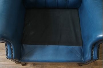 中古　イギリス　本革　(チェスターフィールド)　重厚感のある佇まいが魅力的なウイングバックソファ(レザーソファ、ウィングバックチェア、アームソファ、1人掛けソファ、1Pソファ)(R-060375)