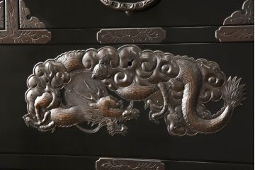 中古　美品　手打ち金具　岩谷堂箪笥　総漆塗り　龍の金具が存在感を放つ和箪笥(竜金具　衣装箪笥、整理たんす、着物タンス、収納箪笥、引き出し)(定価約200万円)(R-060379)