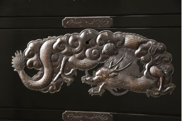 中古　美品　手打ち金具　岩谷堂箪笥　総漆塗り　龍の金具が存在感を放つ和箪笥(竜金具　衣装箪笥、整理たんす、着物タンス、収納箪笥、引き出し)(定価約200万円)(R-060379)