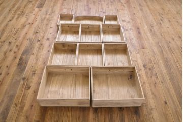 和製ビンテージ　昭和中期　前面欅(ケヤキ)材　漆塗り　味わい深い色合いが素敵な茶箪笥(茶棚、違い棚、収納棚、引き出し、戸棚、ヴィンテージ)(R-060380)
