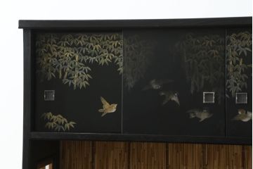 和製ビンテージ　総漆塗り　竹に雀・梅・松　吉祥モチーフ　上品な和の雰囲気を醸し出す茶棚(飾り棚、違い棚、茶箪笥、収納棚、キャビネット、ヴィンテージ)(定価約120万円)(R-060382)
