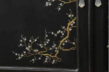 和製ビンテージ　総漆塗り　竹に雀・梅・松　吉祥モチーフ　上品な和の雰囲気を醸し出す茶棚(飾り棚、違い棚、茶箪笥、収納棚、キャビネット、ヴィンテージ)(定価約120万円)(R-060382)