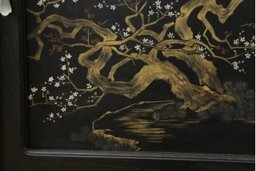 和製ビンテージ　総漆塗り　竹に雀・梅・松　吉祥モチーフ　上品な和の雰囲気を醸し出す茶棚(飾り棚、違い棚、茶箪笥、収納棚、キャビネット、ヴィンテージ)(定価約120万円)(R-060382)