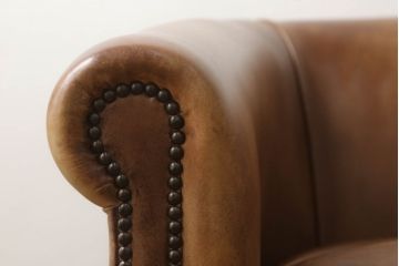 中古　美品　ロイズ・アンティークス取り扱い　本革　落ち着いた色味が大人な空間を演出するアムステルダム3人掛けレザーソファ(3Pソファ、アームソファ)(定価約54万円)(R-060391)